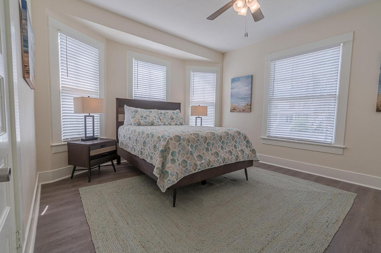 Uptown Cottage Newly Updated Home Near The Strand Galveston Harbor And Utmb Exterior photo
